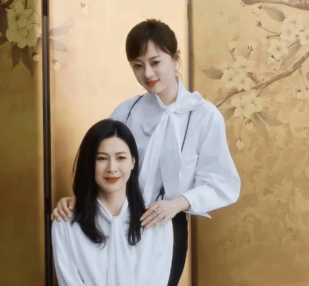 童蕾聊起与孙俪时隔20年再携手，眼中满是温柔与感慨。从《亮剑》里青涩却默契的初次