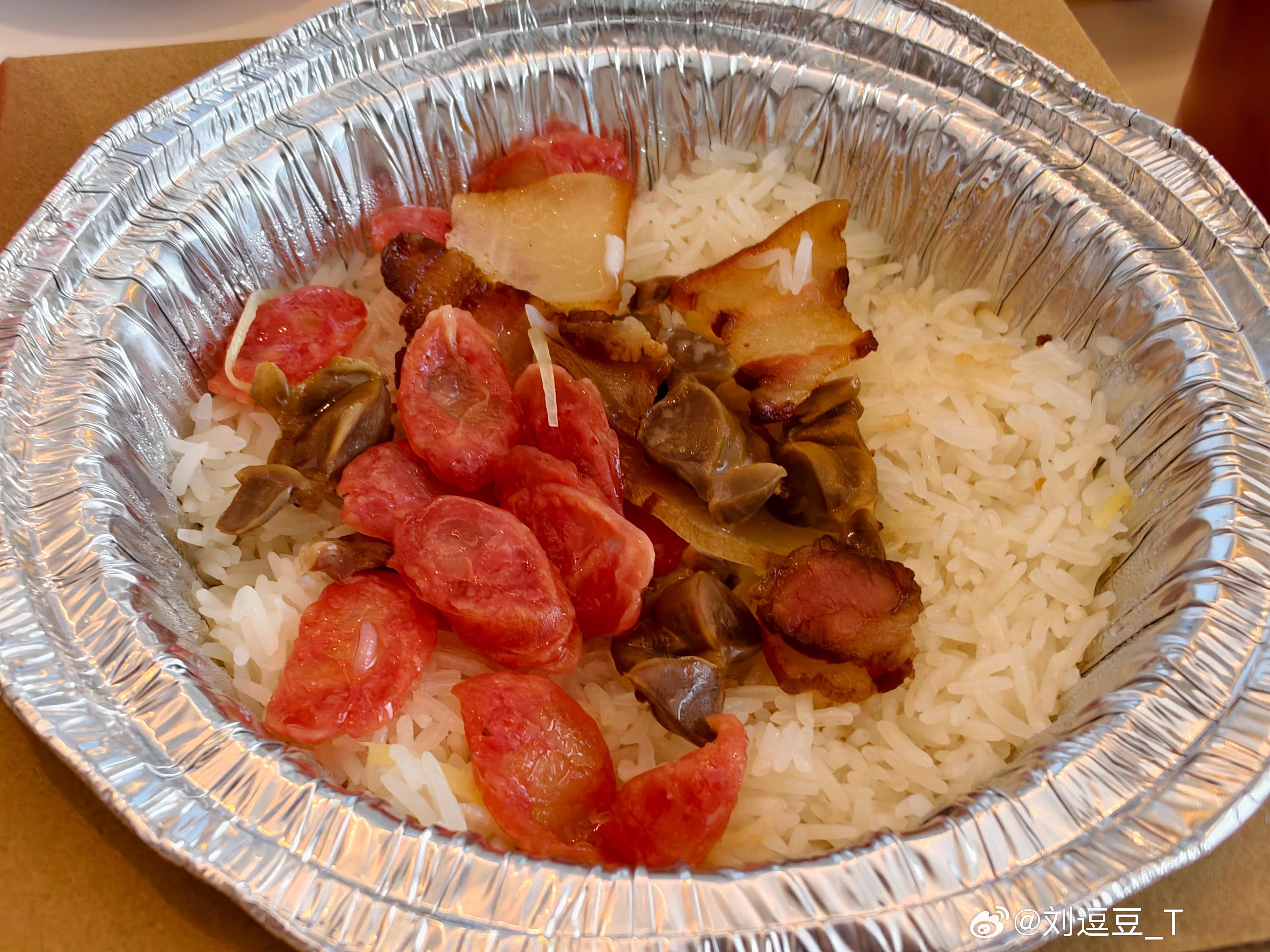 这玩意是挺香啊鸽子配煲仔饭一吃一个不吱声配上600毫升的大绿棒子享受一个人的自由