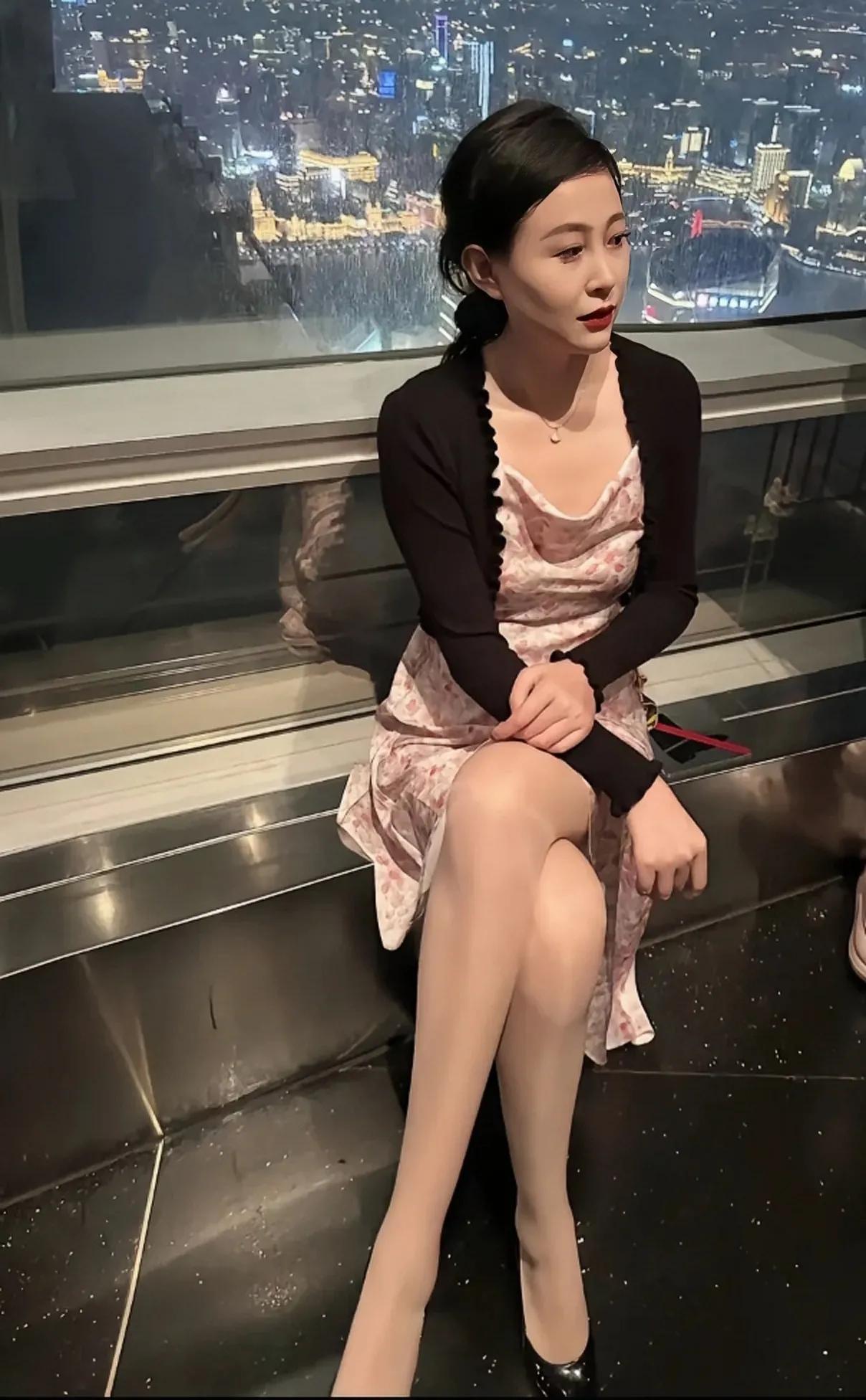 大长腿小阿姨
三十岁左右的小阿姨，看起来瘦瘦的，不知道不ps的话腿还有没有这么长