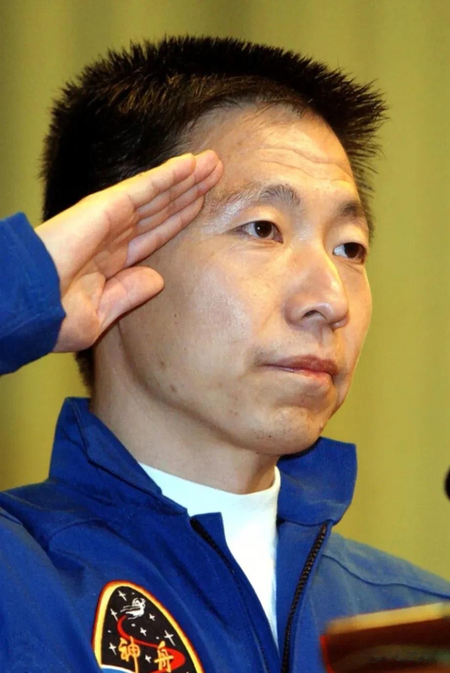 张召忠说:2003年，杨利伟第一次上天，很多人不知道一个细节，他身上带有一把手枪