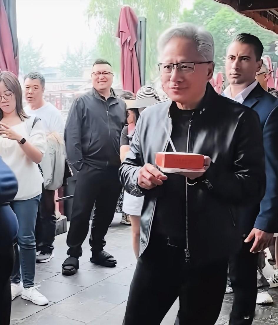 黄老板不忘了把美食分享给身边工作人员，怎么感觉他们用同一根吸管喝吗？

我的一个