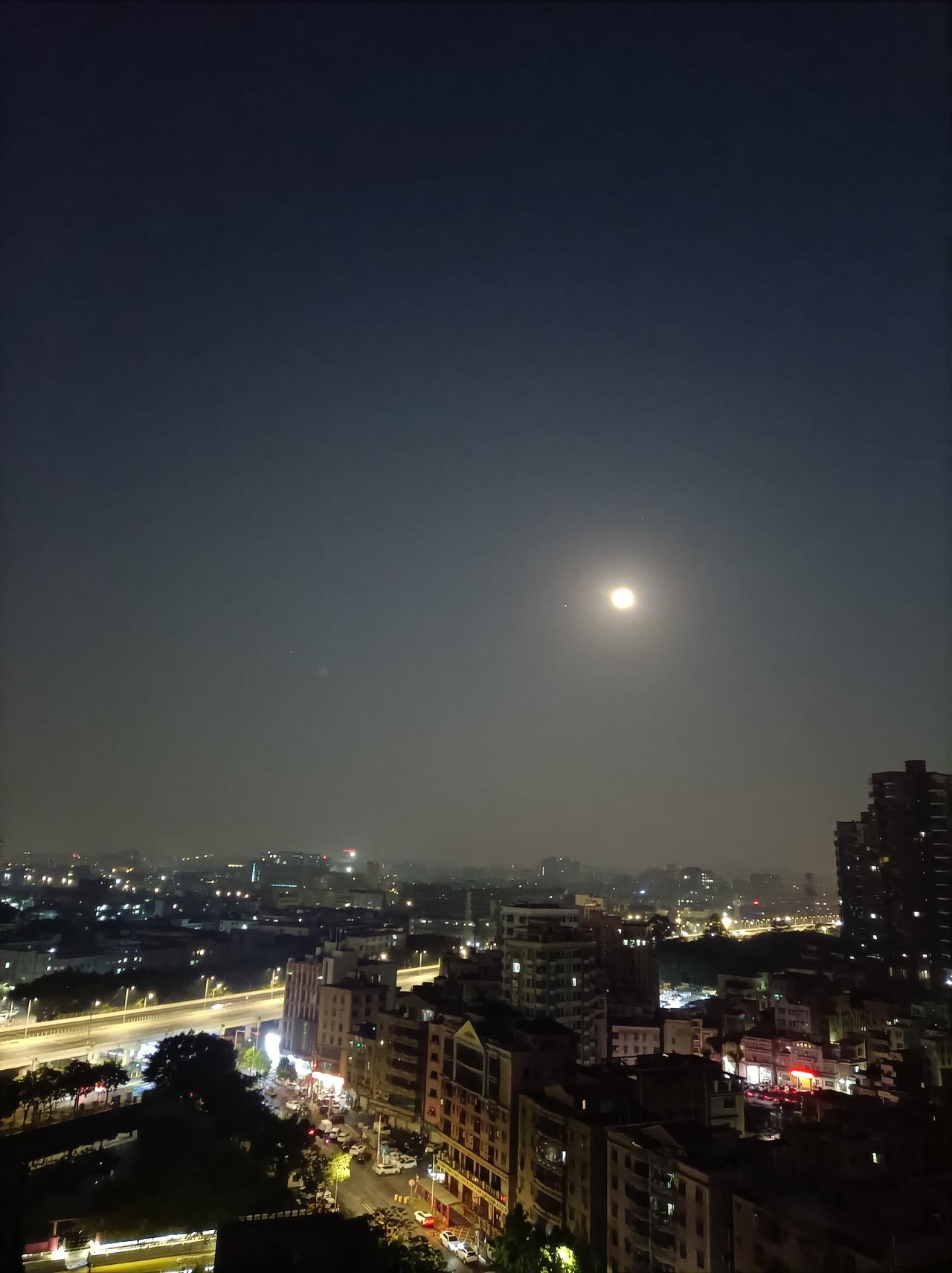 随手拍张照昨天一早打开窗户，看到了月亮还掛在天空，看这月亮还特别亮，随手拍下了几