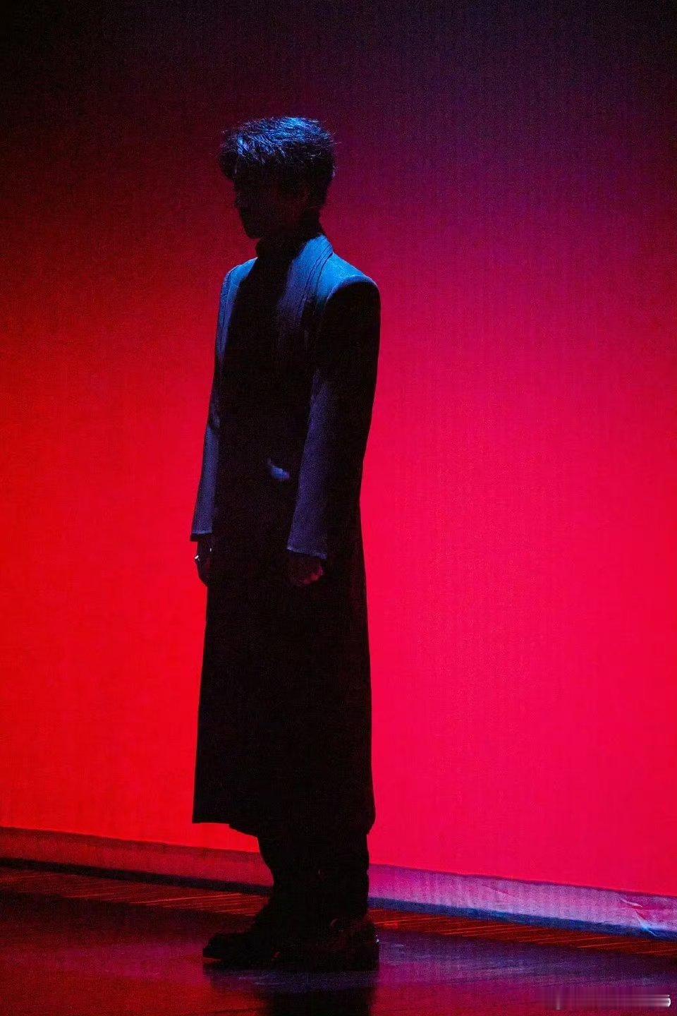 王俊凯话剧造型偏执疯批书迷，爆炸头打劫🍑犯，搭车背包客，自述托马斯，真人秀托马