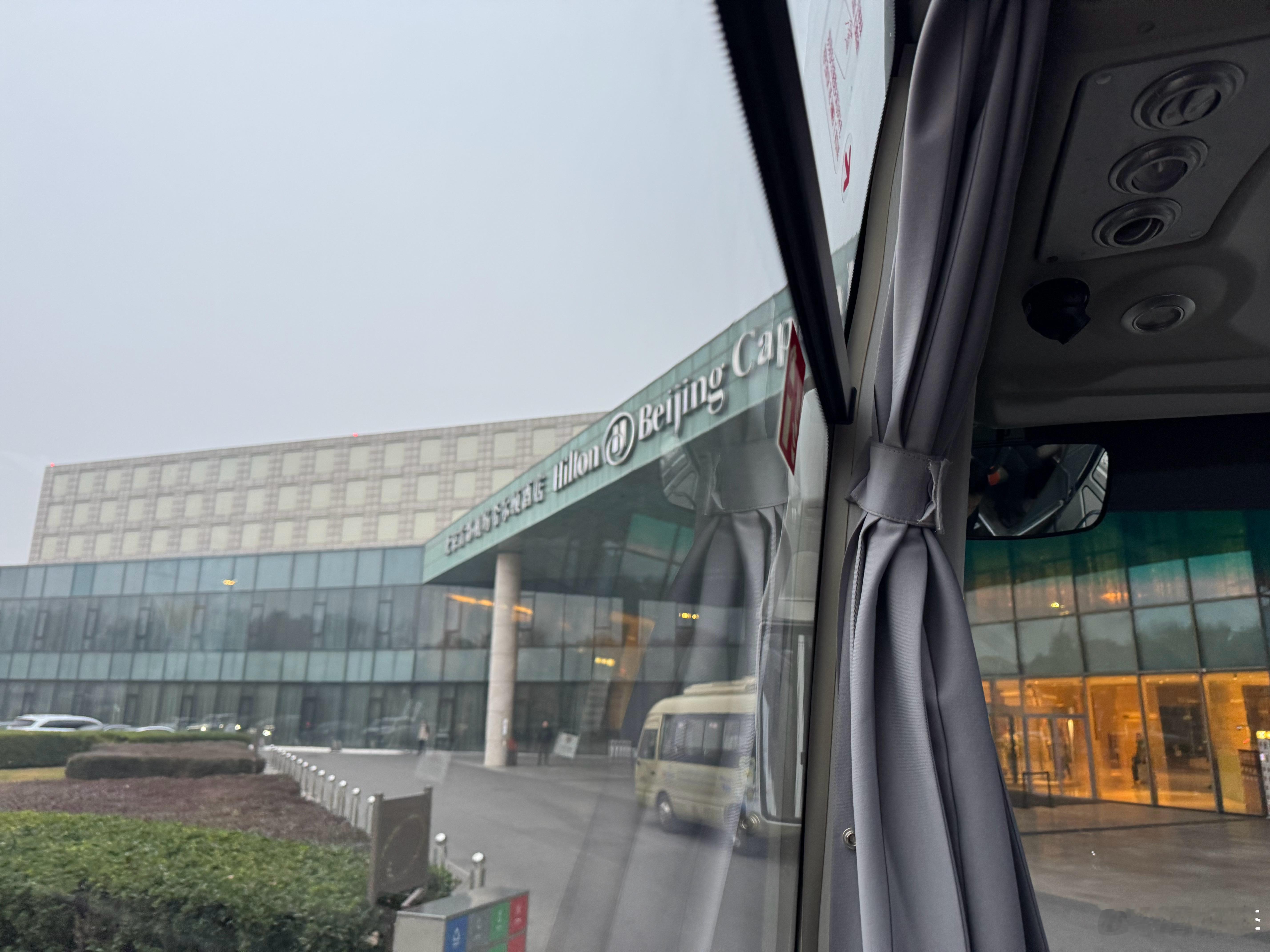 也是在机场停上便宜车了[doge]有好几个机场停车 App，在去机场前预约，停到