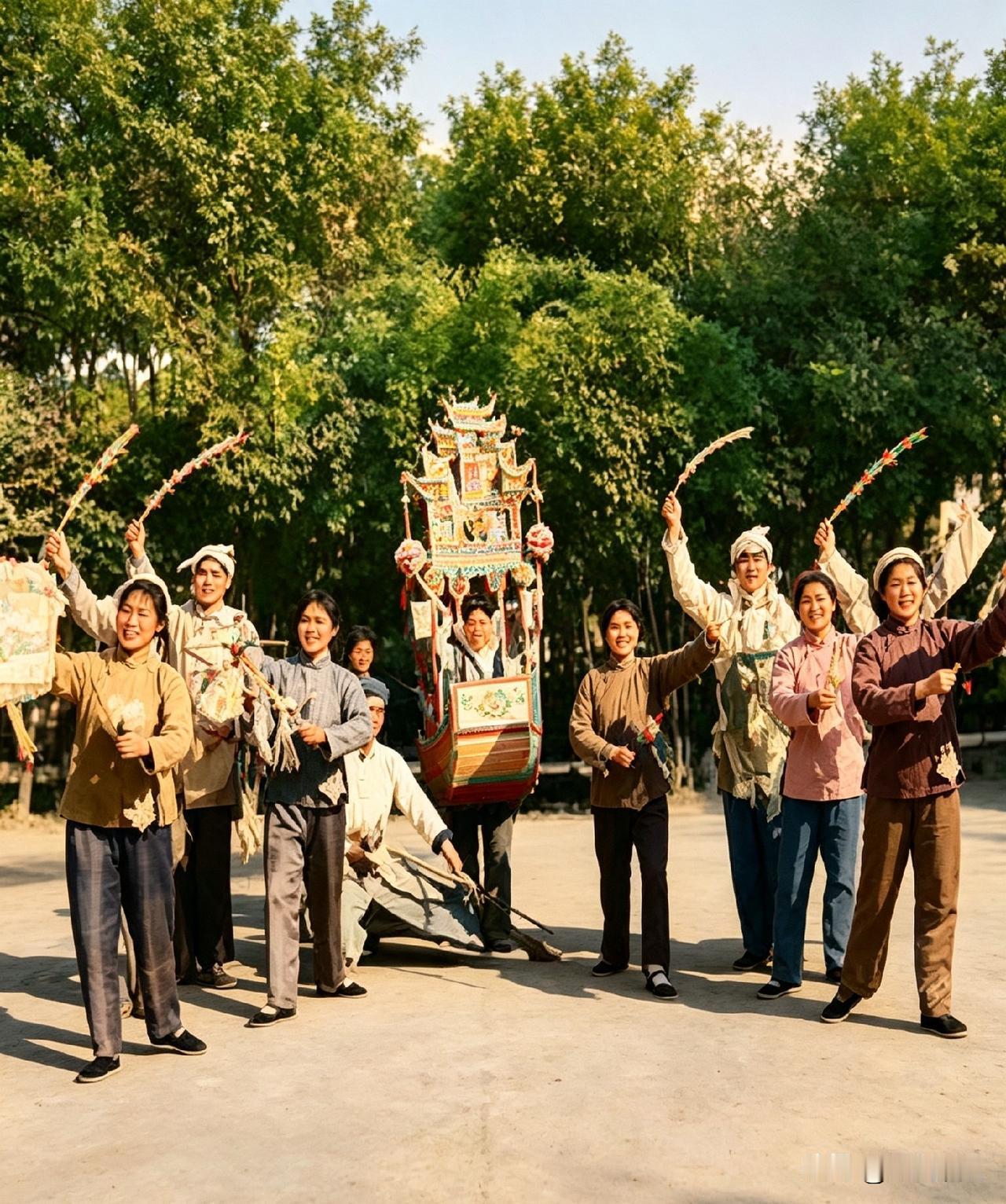两张七十年代舞台演出老照片，满是质朴滚烫的时代气息。没有华丽灯光与精致戏服，演员