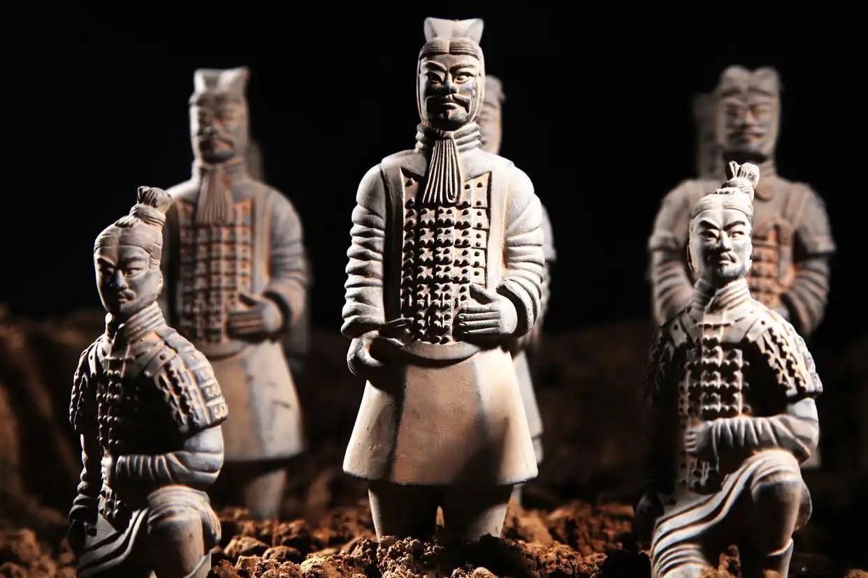 目前官方没有固定的发掘完成时间表，网传“再挖700年”的说法并不准确。现有已发掘