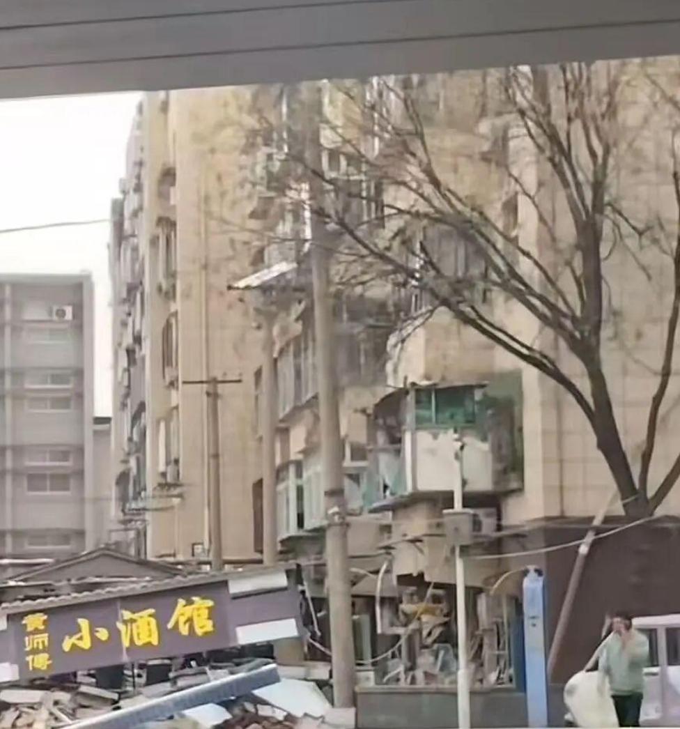 惊险！山东济南一沿街餐馆突发爆炸
4月13日上午9时左右，‌济南市天桥区顺河东街