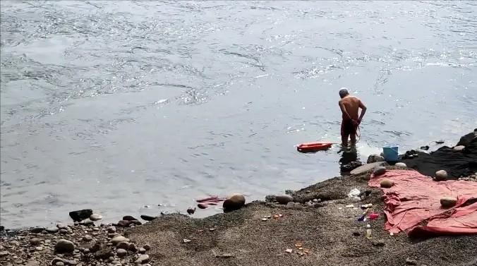 四川乐山，男子经常一丝不挂在江里裸泳，一女子每天散步时都能瞅见，看了整整1个月后