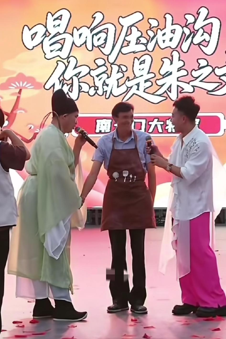 山东两大哥大衣哥和拉面哥聚首了，大衣哥，拉面哥都是普通人，都是从朴实农村走出来的