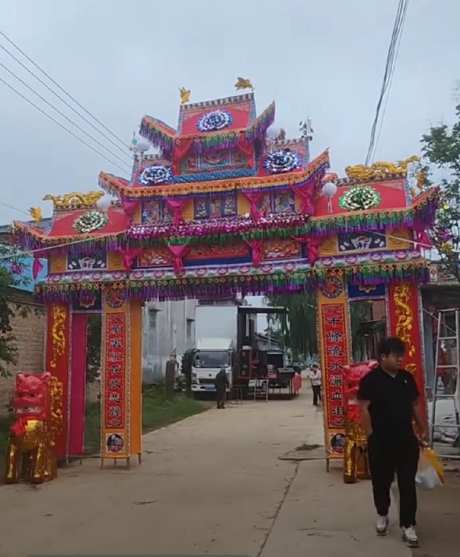 牡丹区高庄集镇鲍楼村

鲍楼村位于白虎集东北1.5公里，徐河北岸。村呈长方形，东
