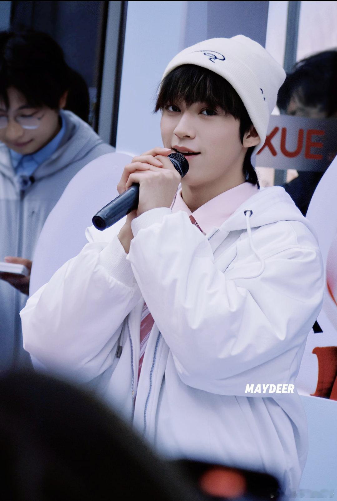 直播时那个说错话立马认怂的样子，简直演我课堂犯错现场！这哪是爱豆啊，这分明是班里