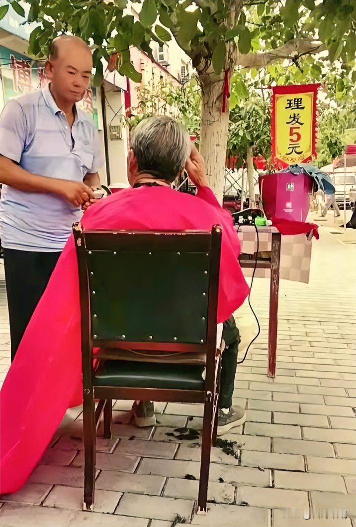 有从业者就有消费。这些年，五元理发已成为一种大众消费。
       他们在街头