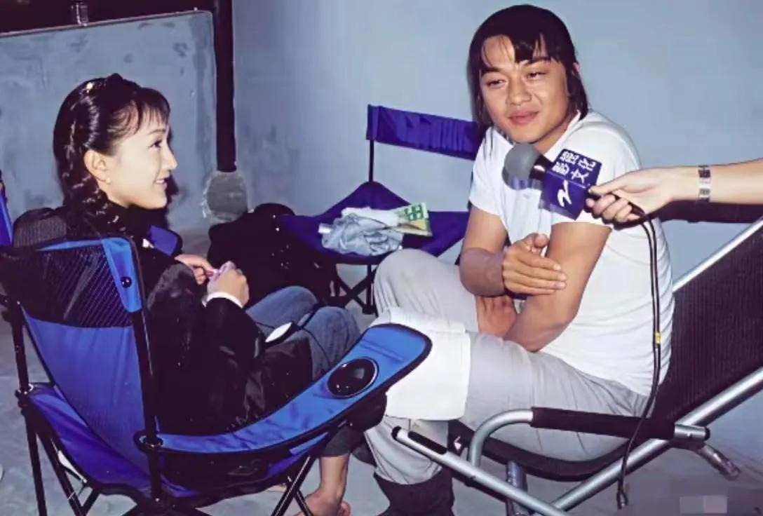 当年李亚鹏和周迅拍射雕英雄传时的合照，那时的周迅真好看，灵气逼人！李亚鹏也贼帅！