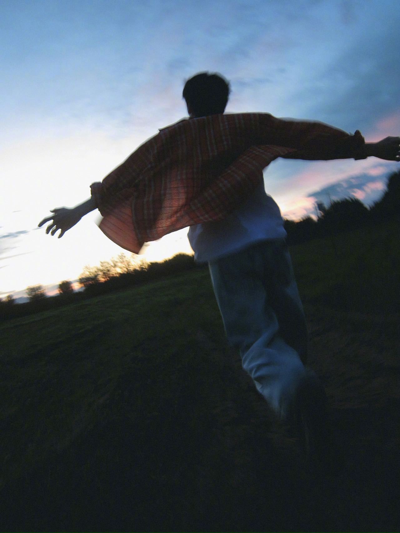 黄俊捷一款野草型少年谁能扛住黄俊捷生日写真里野草少年的氛围感！冷感骨相裹挟肆意野