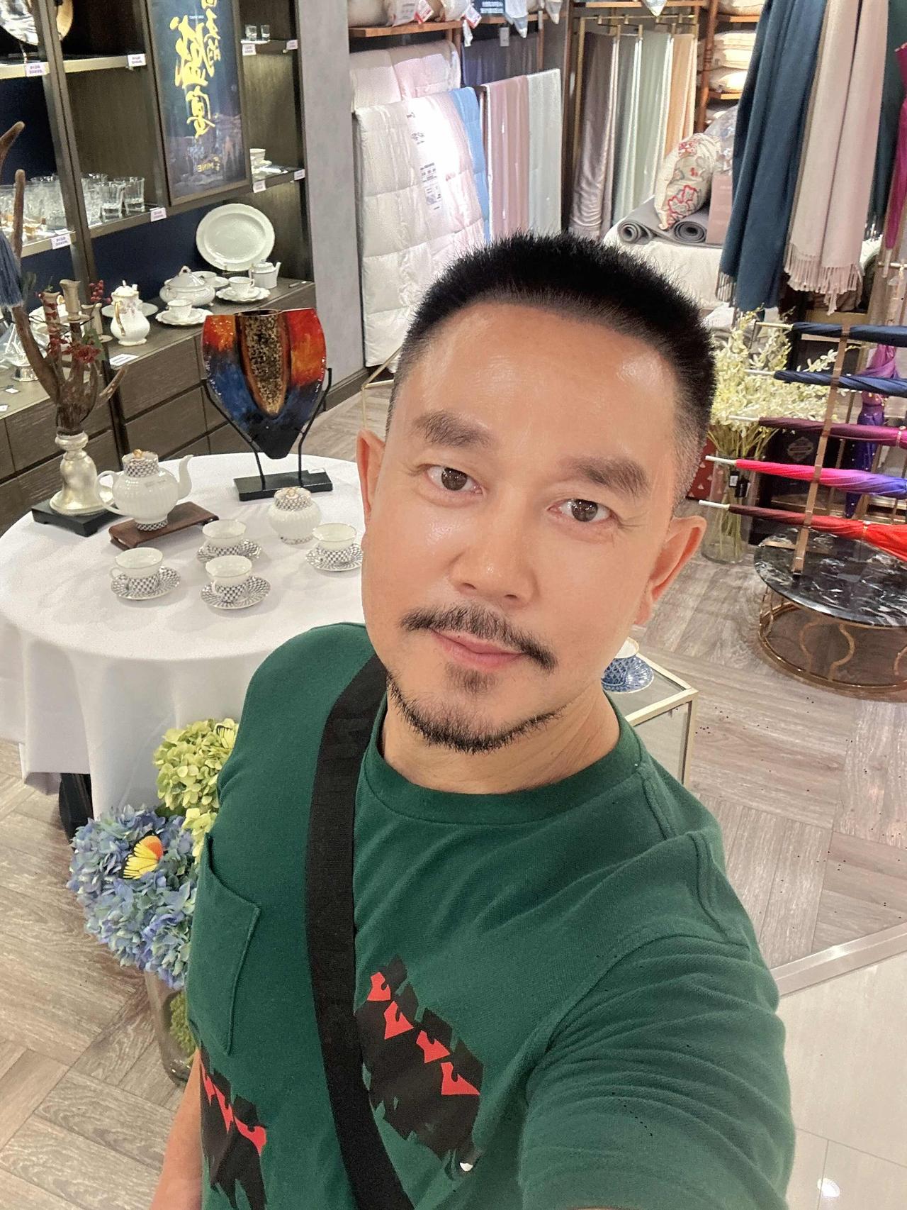 打卡世贸友谊商店。这里曾经是广州有钱人出没的奢侈品地标所在，如今营业员比顾客多，