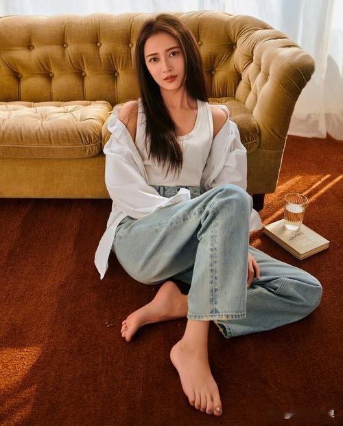 陈钰琪光脚丫妆造美图