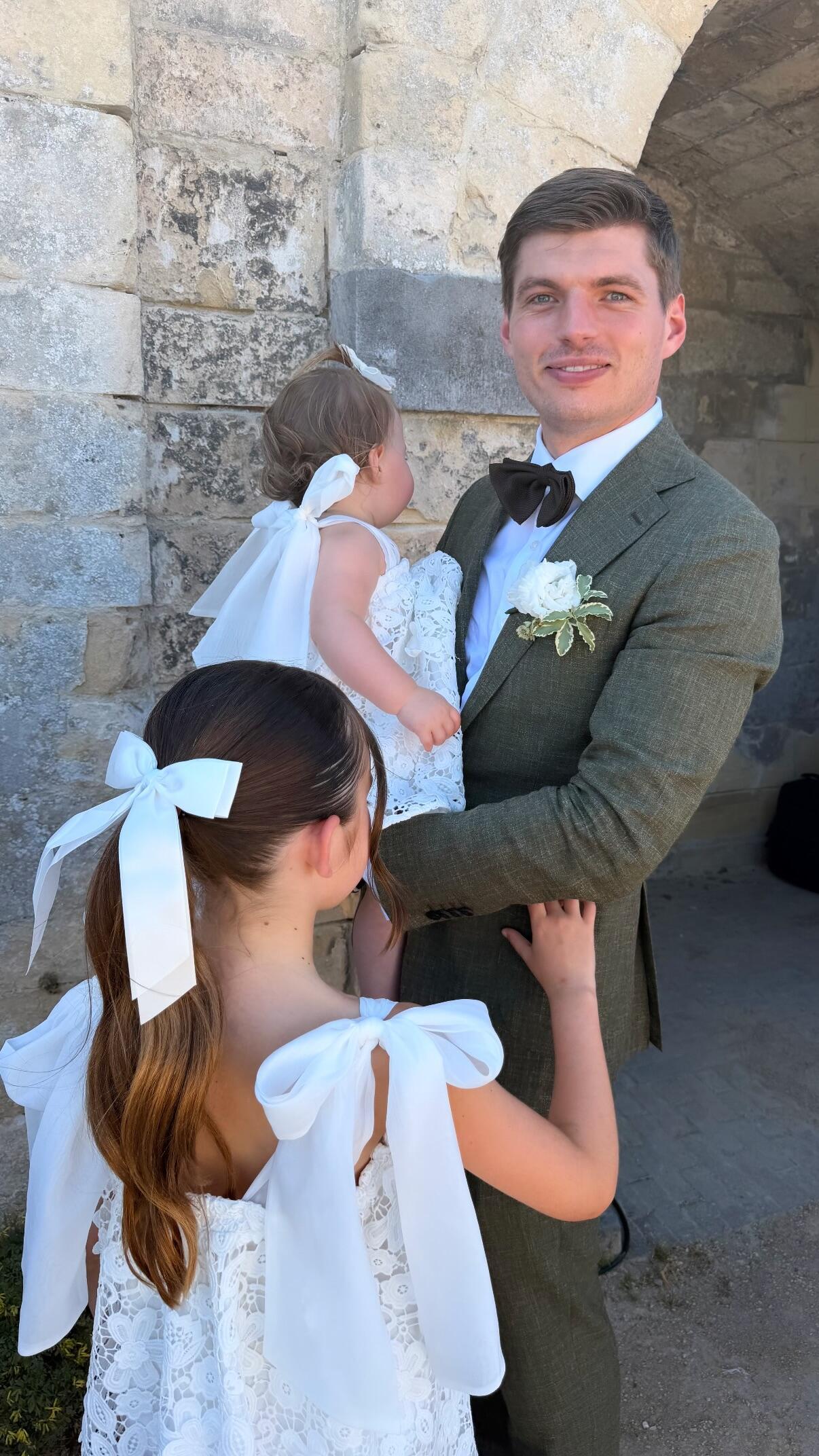 维斯塔潘一家合体参加妹妹婚礼 比利时大奖赛之前，维斯塔潘和凯莉姐带着小P和小Li
