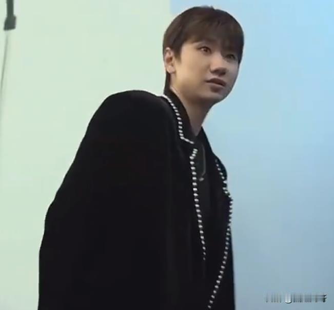 汪苏泷要碎了！
《歌手2024》第二期开播，汪苏泷被观众吐槽难听，站在后台不知所