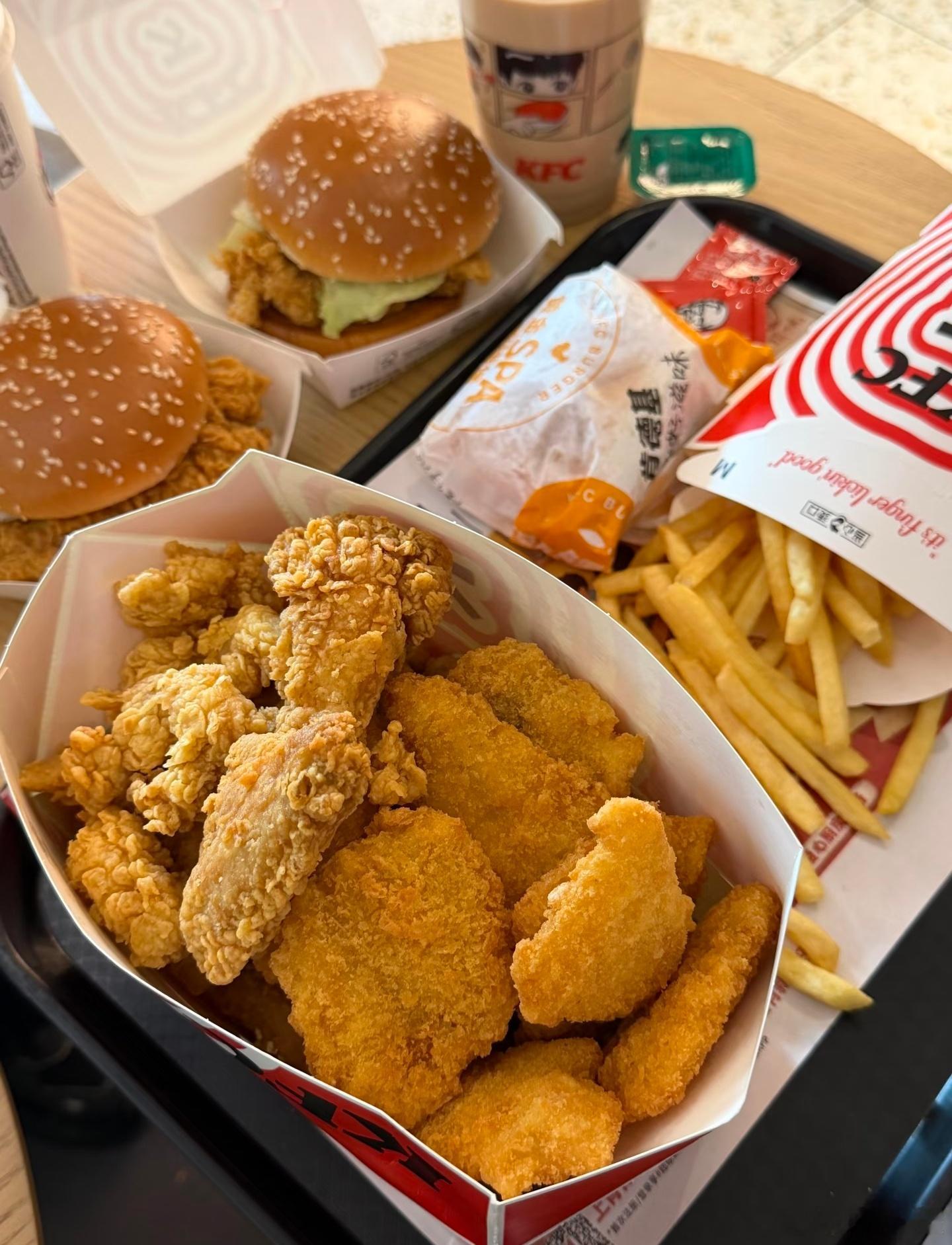 说出来大家可能不信，我小学的时候吃肯德基，酱都是放在柜台随便拿的，后来才收回后厨