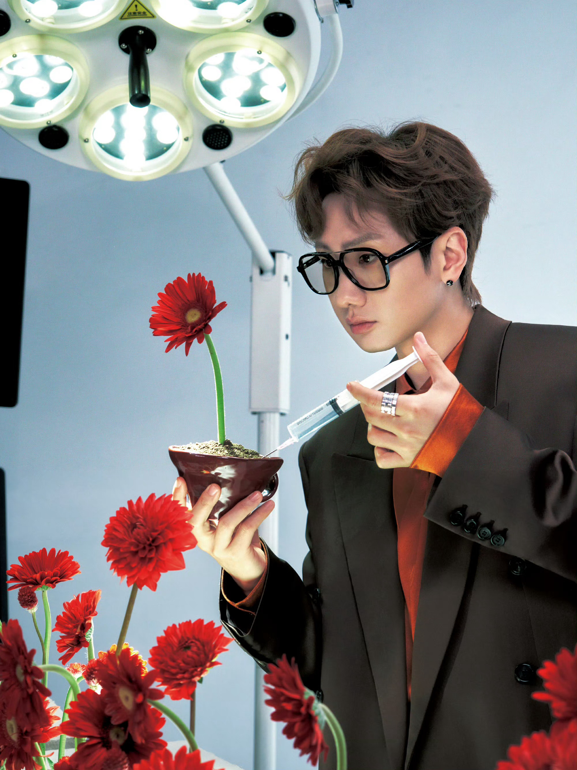 汪苏泷将在这片红色中闪耀今夜啊啊啊啊汪苏泷今天的造型也太好看了吧美颜暴击！！汪医