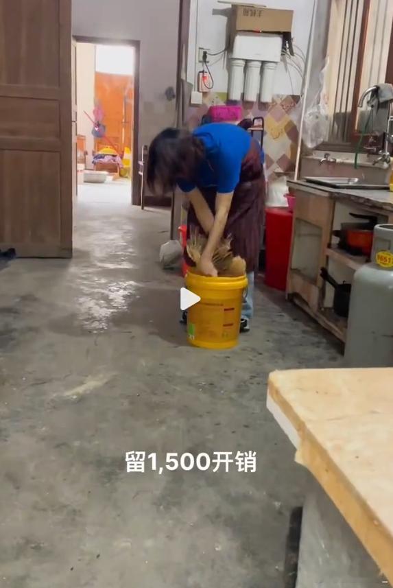90后夫妻10年存了40万 这10年的苦你俩是一点不提啊？四口之家每个月只花15
