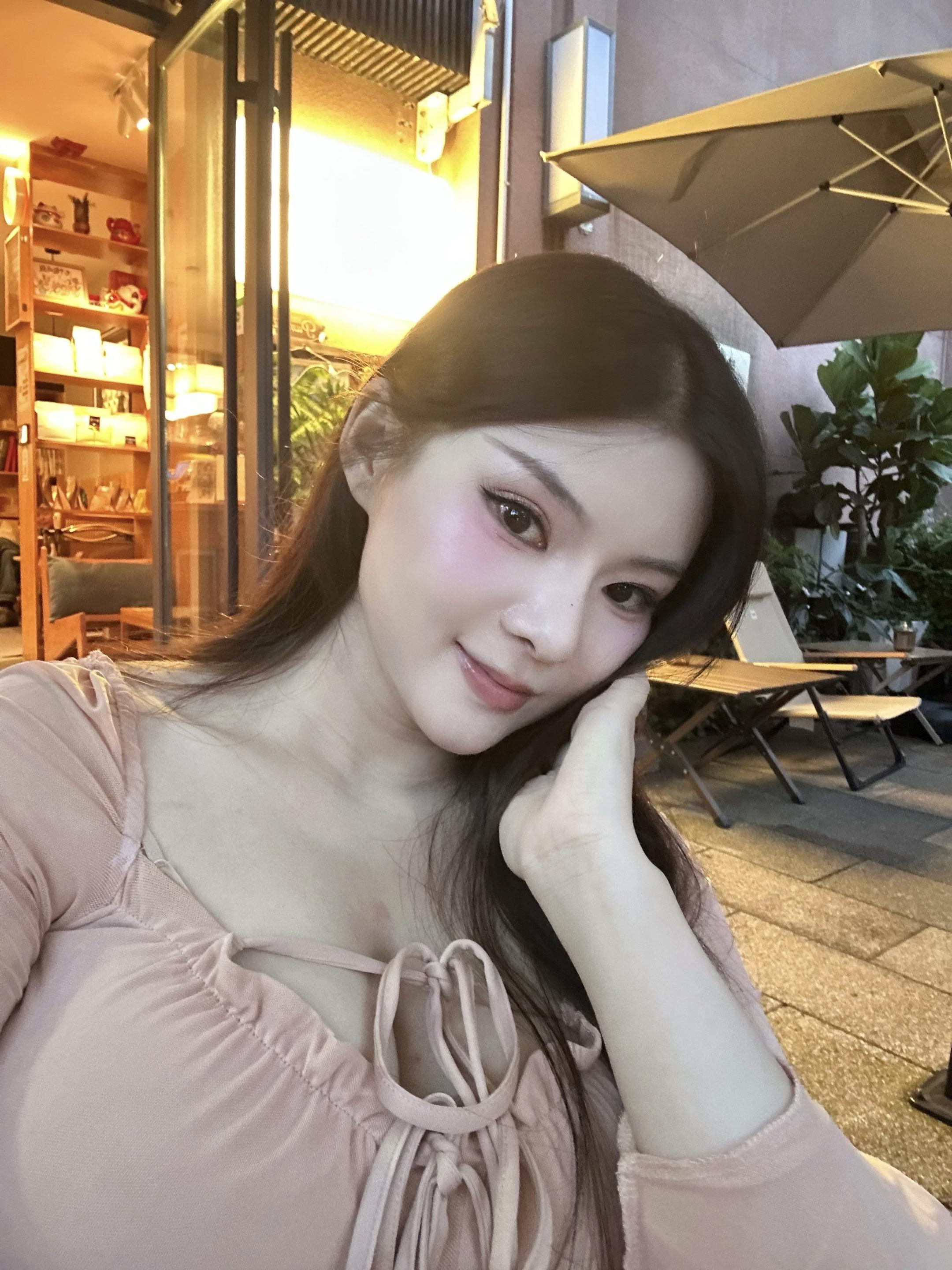太年轻的人 她总是不满足 固执的不愿停下远行的脚步