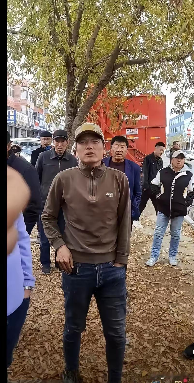 这消息看得人眼眶一热！主播大哥在山坳里找到孩子时，孩子还能说话，这真是不幸中的万