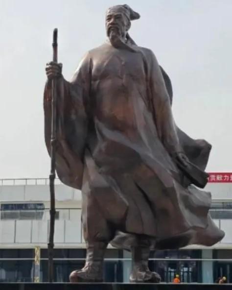 我以前总以为徐霞客的名气全靠自己踏遍山河，直到知道李寄的事才醒过神。
徐霞客和侍