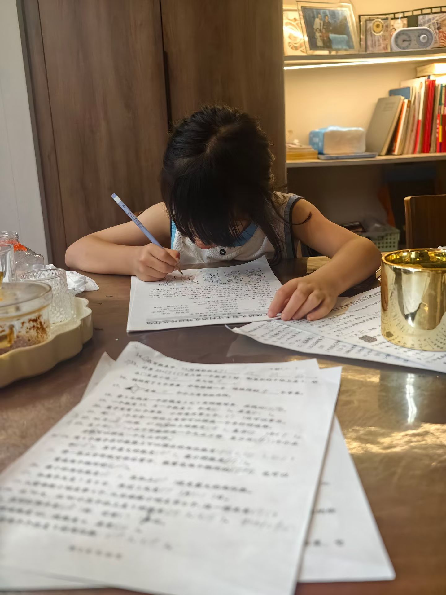 一年级小丫头最新作文《我的妈妈像老虎，就知道凶我》她妈已经被气晕了