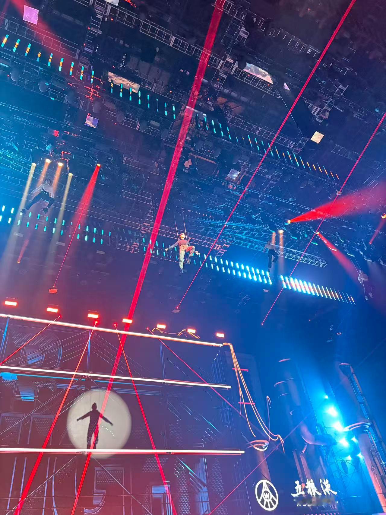 姚琛从天而降了 空中飞人上线彩排现场！吊威亚动作流畅利落，姿态超飒，全程在线的状