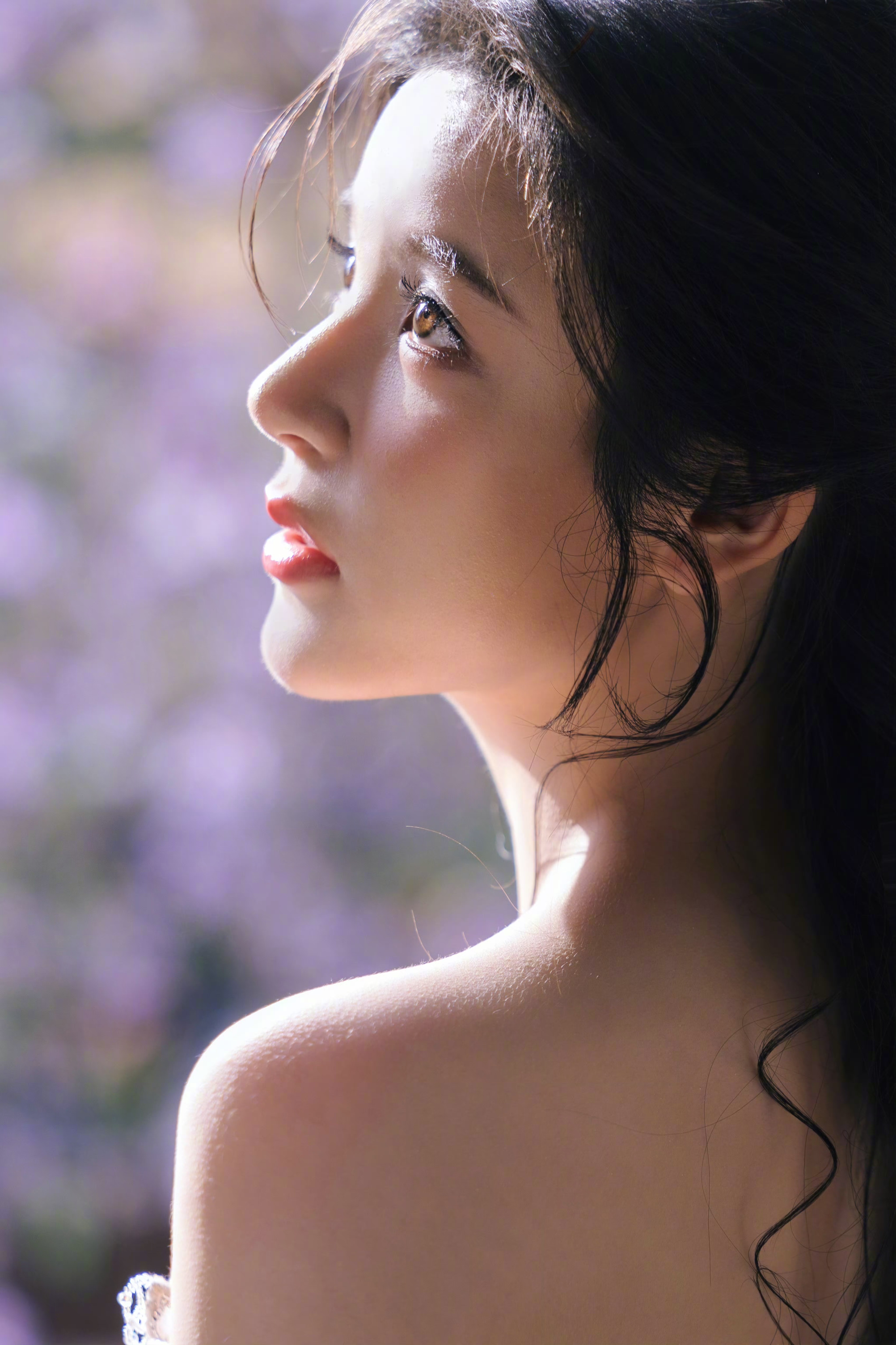 饶嘉迪 人鱼公主上岸了 饶嘉迪童话公主上线了！侧边的麻花辫还点缀着花瓣，画面好唯