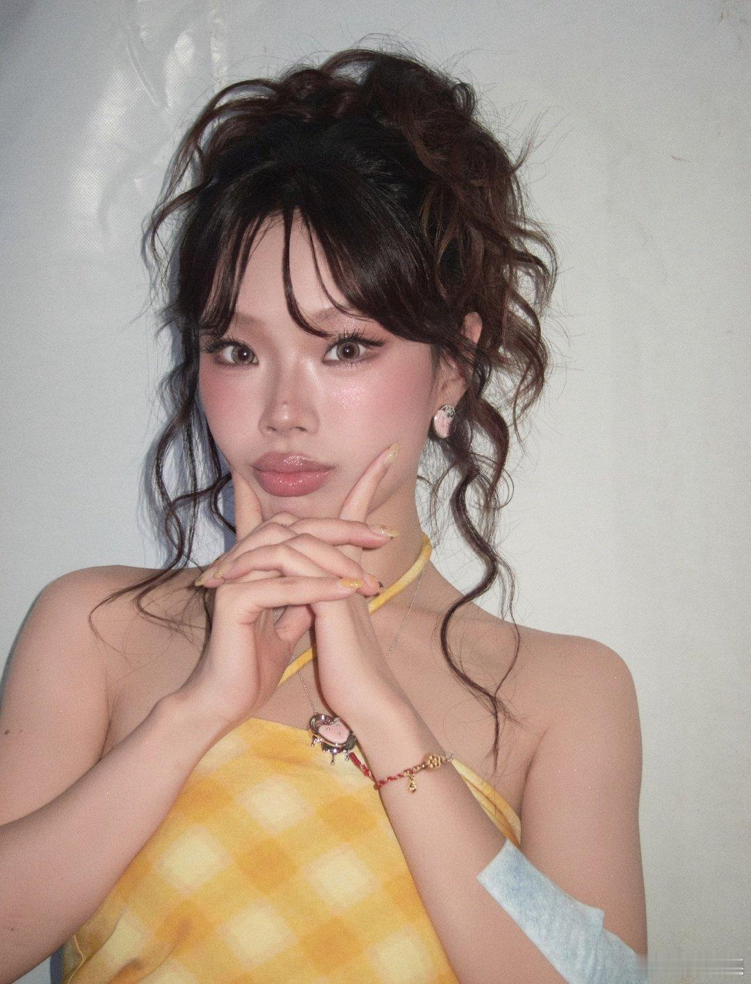 万妮达歌手唱不同凡想歌手2026唱响不同凡想，尽显歌手实力，万妮达登台气场全开，