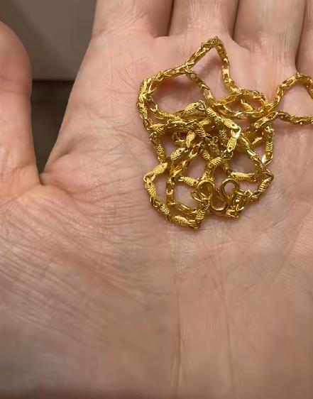 快讯：南京13岁女孩捡到金项链后立刻送到派出所，交得像把“丢失的光”递回人间。失