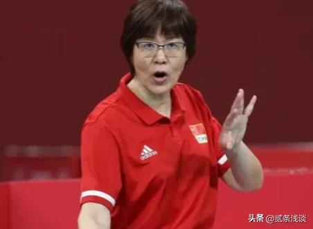 女排成绩看来和主教练薪资有关联，来预估下最近三任主教练年收入：
1. 郎导——2