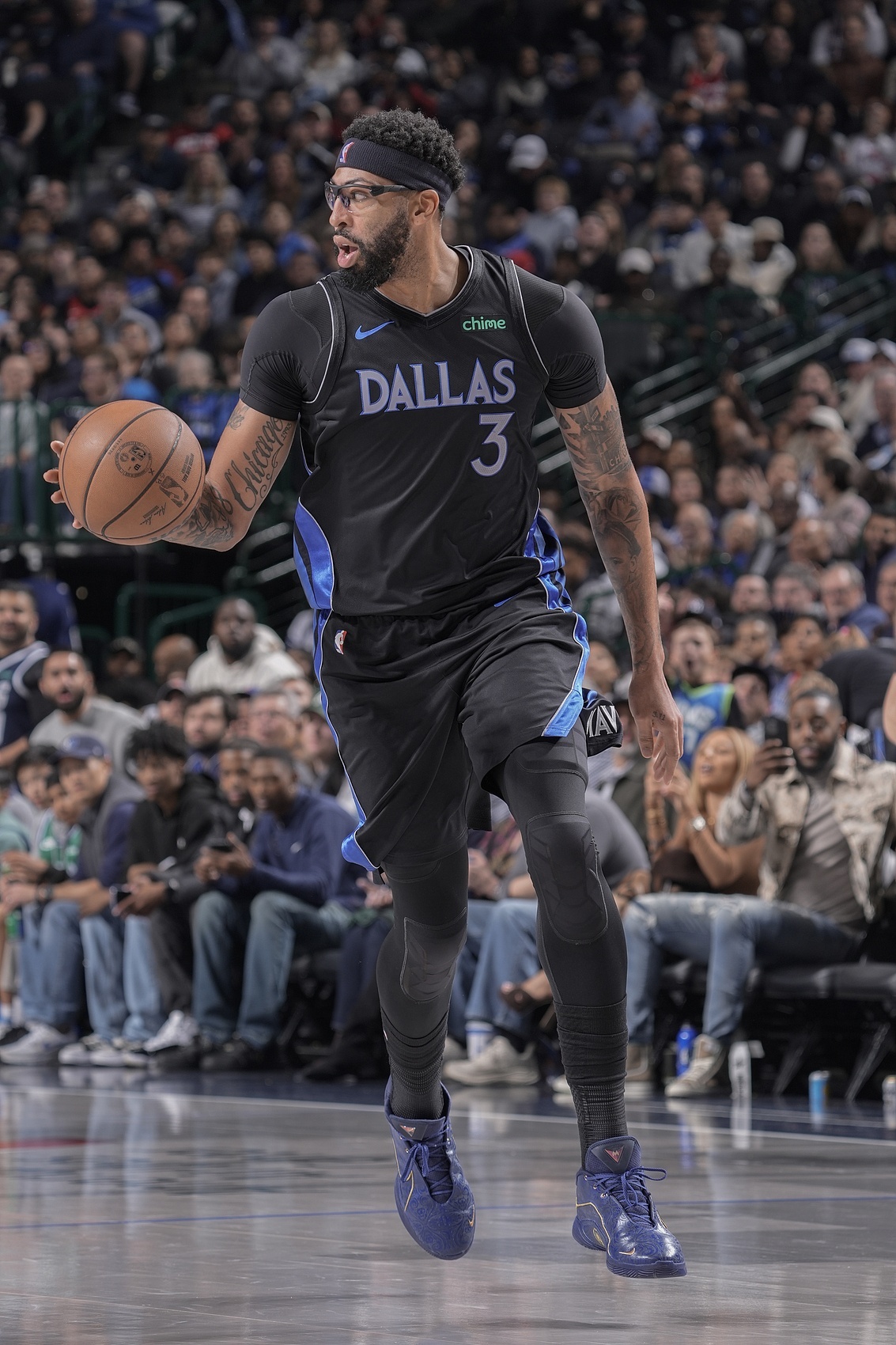 名记Chris Mannix报道，独行侠在内部和外部都讨论过关于安东尼·戴维斯的