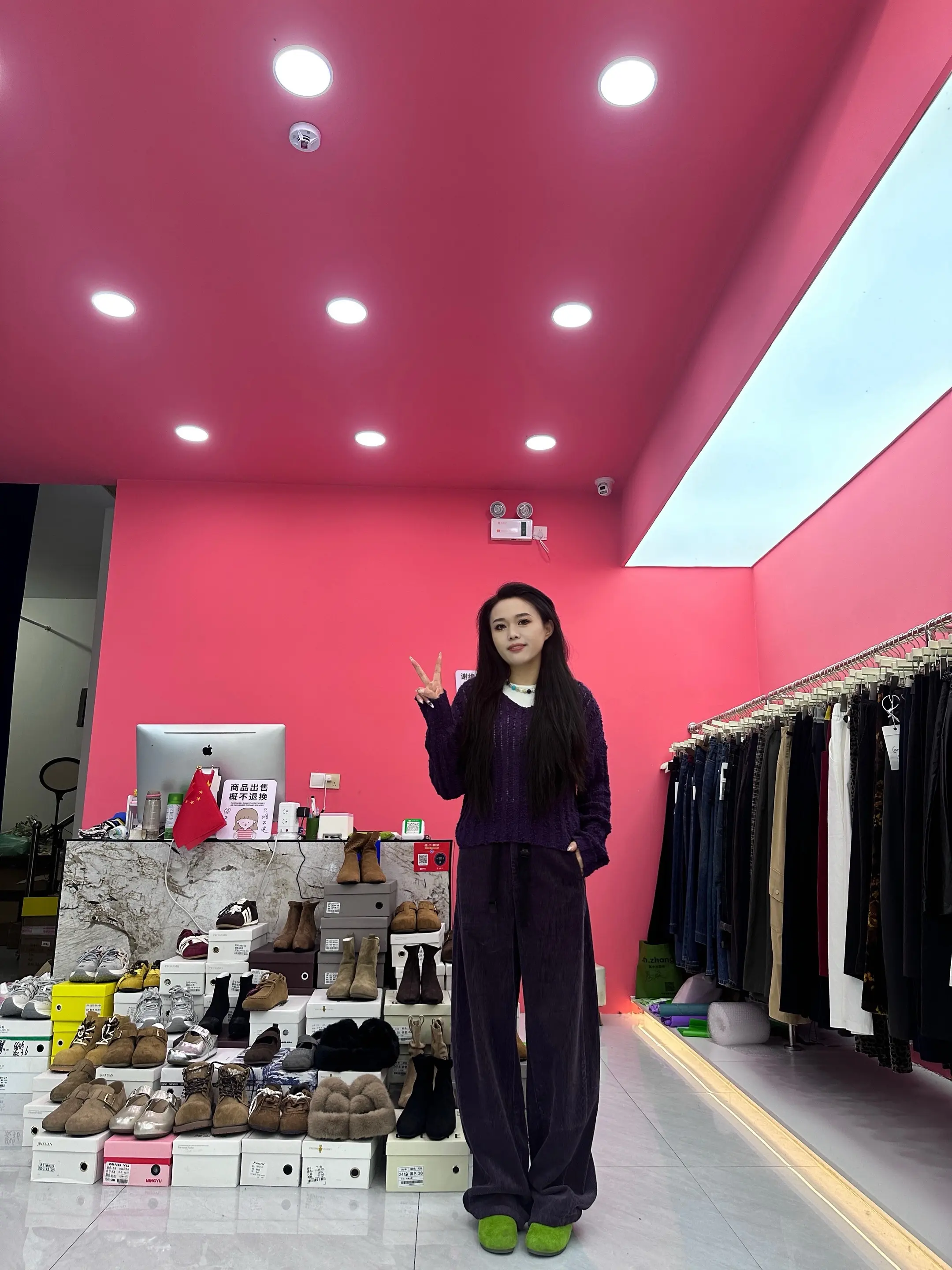 不光没倒闭 生意还挺好 干一行行一行。 有点小争气。
