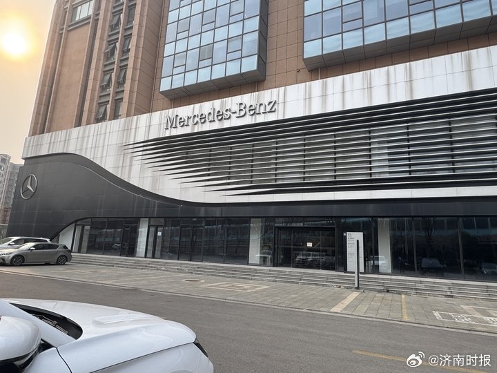 【#济南多家奔驰4S店关门#】近日，多名消费者向新黄河记者反映，济南广汇星顺汽车