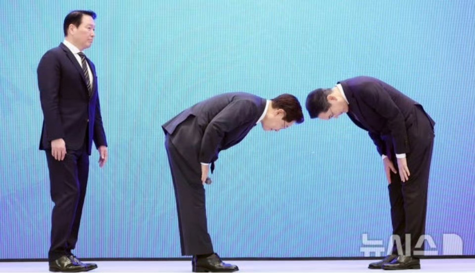 李在明向韩国两大财阀90度鞠躬李在明真的是一个很好的领导人，这不是向财阀低头，而