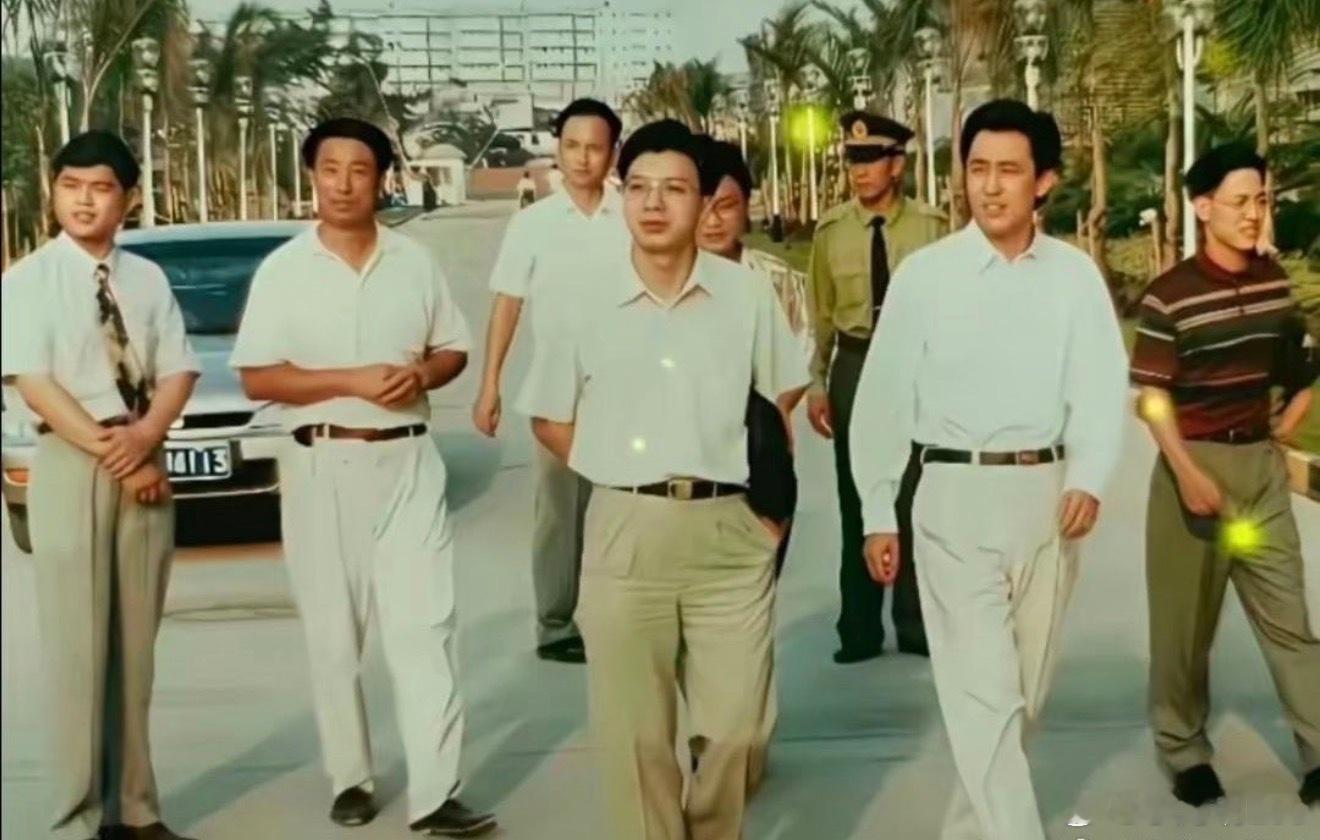 1995年的许家印，那时的他37岁，还是一个打工仔，仪表堂堂，这一年他帮公司赚了