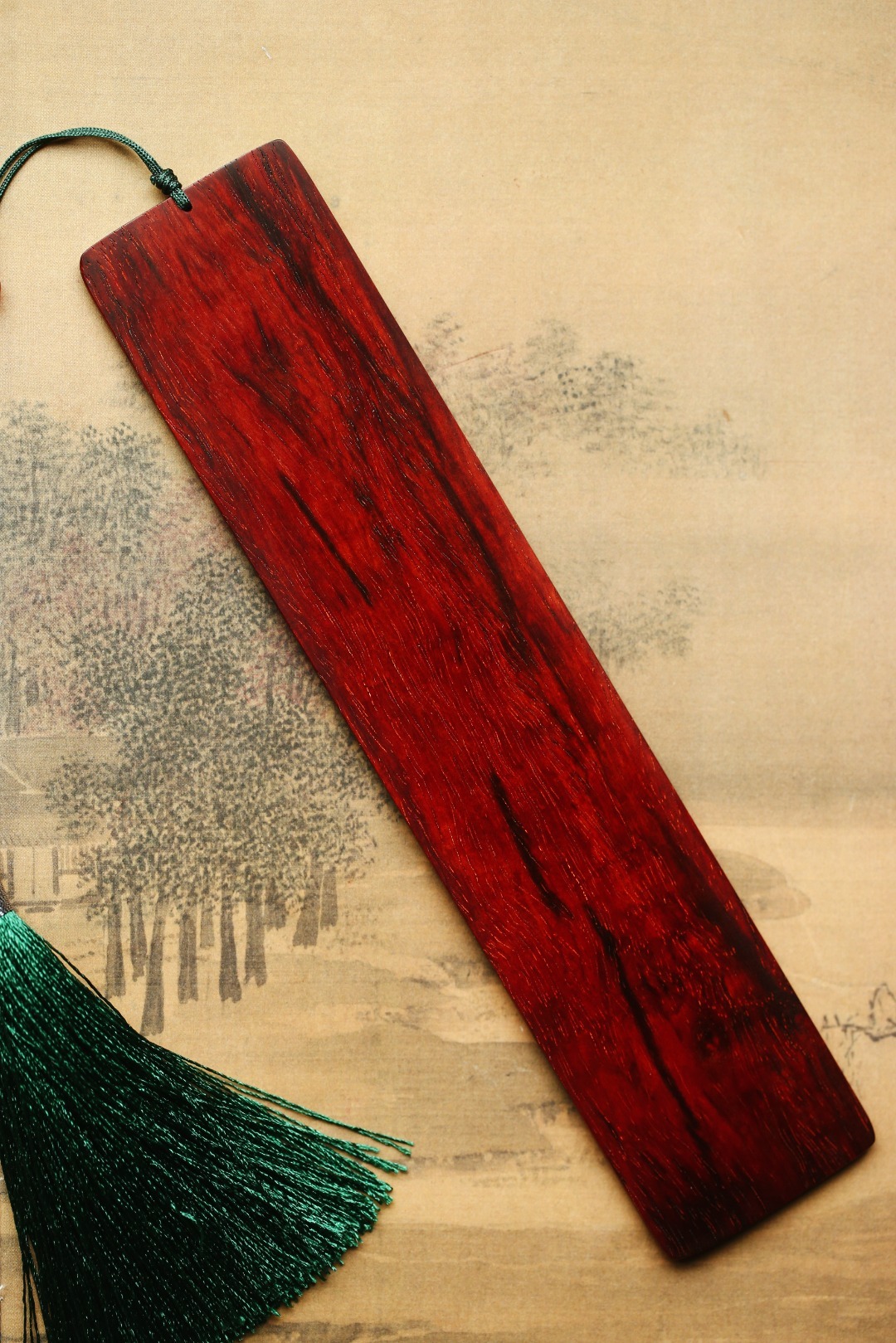 小叶紫檀【瑞狮戏球】书签料质细腻，触手温润；取东方之美的传统纹理，雕琢一枚“手心