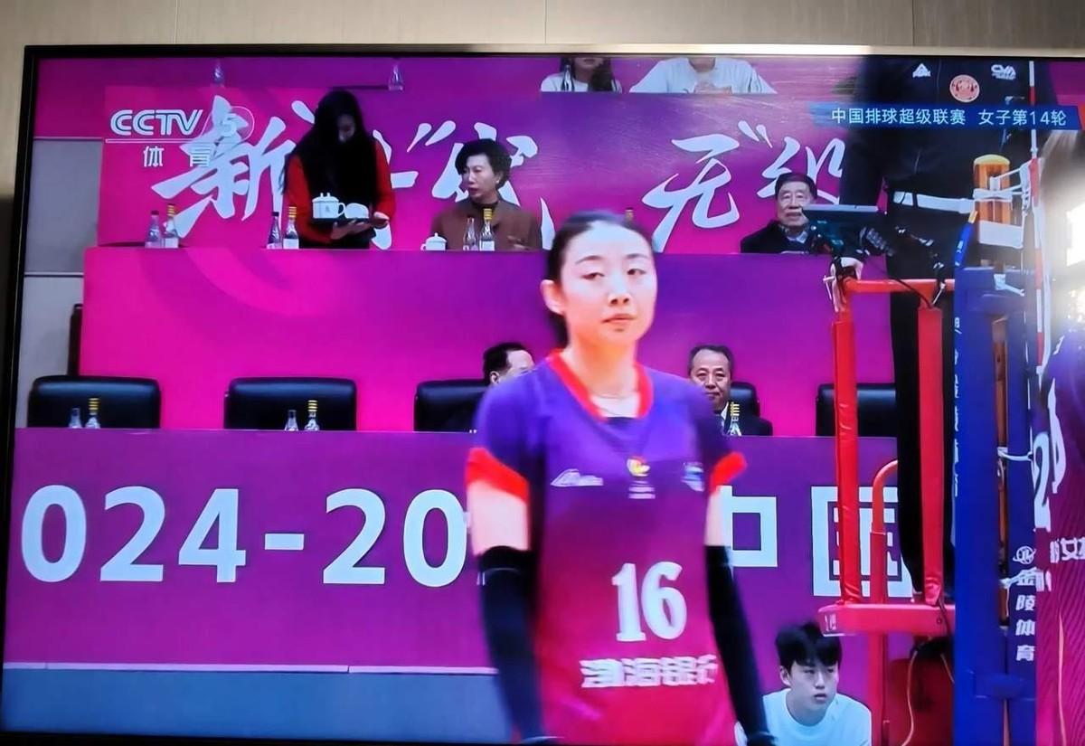 天津女排和辽宁女排的对决，简直是一场火星撞地球的较量。
14日，这场比赛如期而至