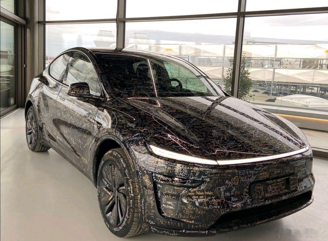 Giga Berlin 开始投产焕新版 Model Y。第一辆下线的车被员工签满