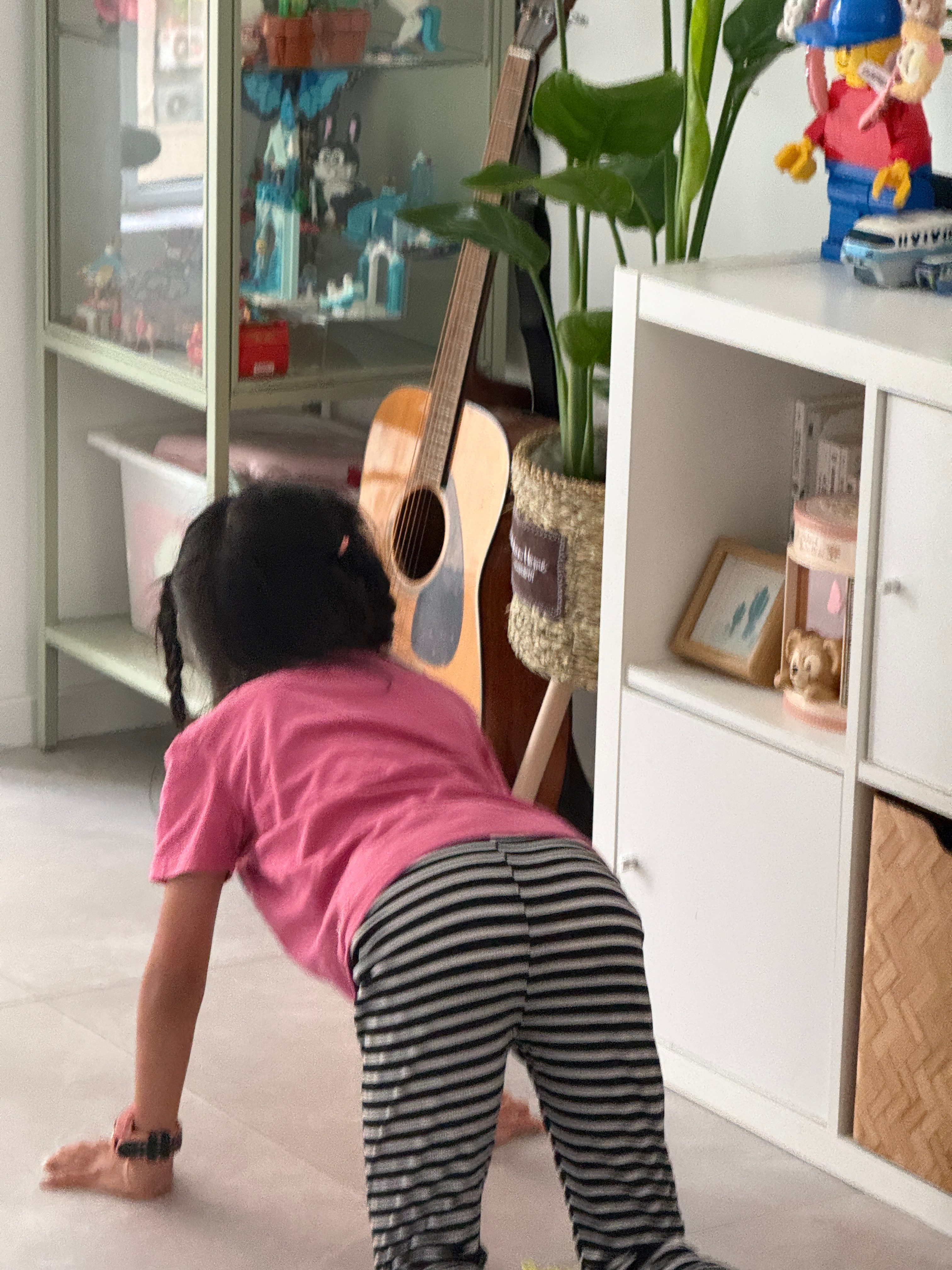 下午刘小狗👧玩回家了，谁家孩子几天没回家一回家就跟鬼子进村儿一样的全屋扫荡进门