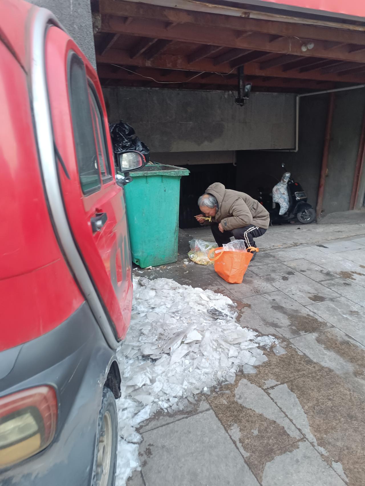 失去尊严，令人可怜

今天在街上看到一个男子，年龄大约在60岁左右，着装干净，但