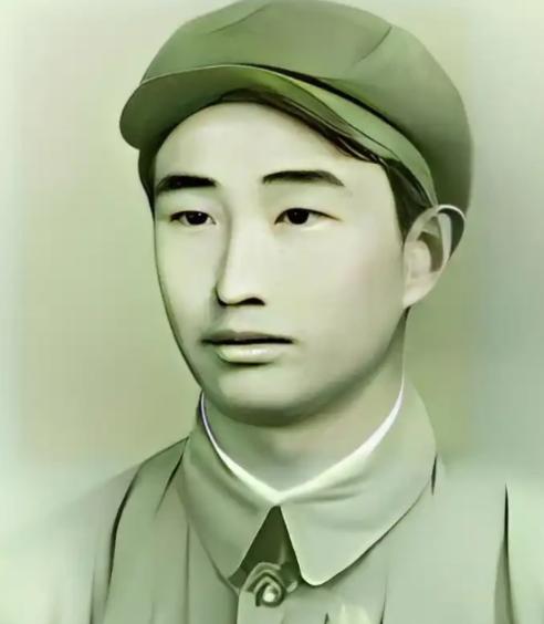 1943年，日军空袭时，18岁战士宋岭春仰面躲在草丛里，看飞行员探头出来，当敌机