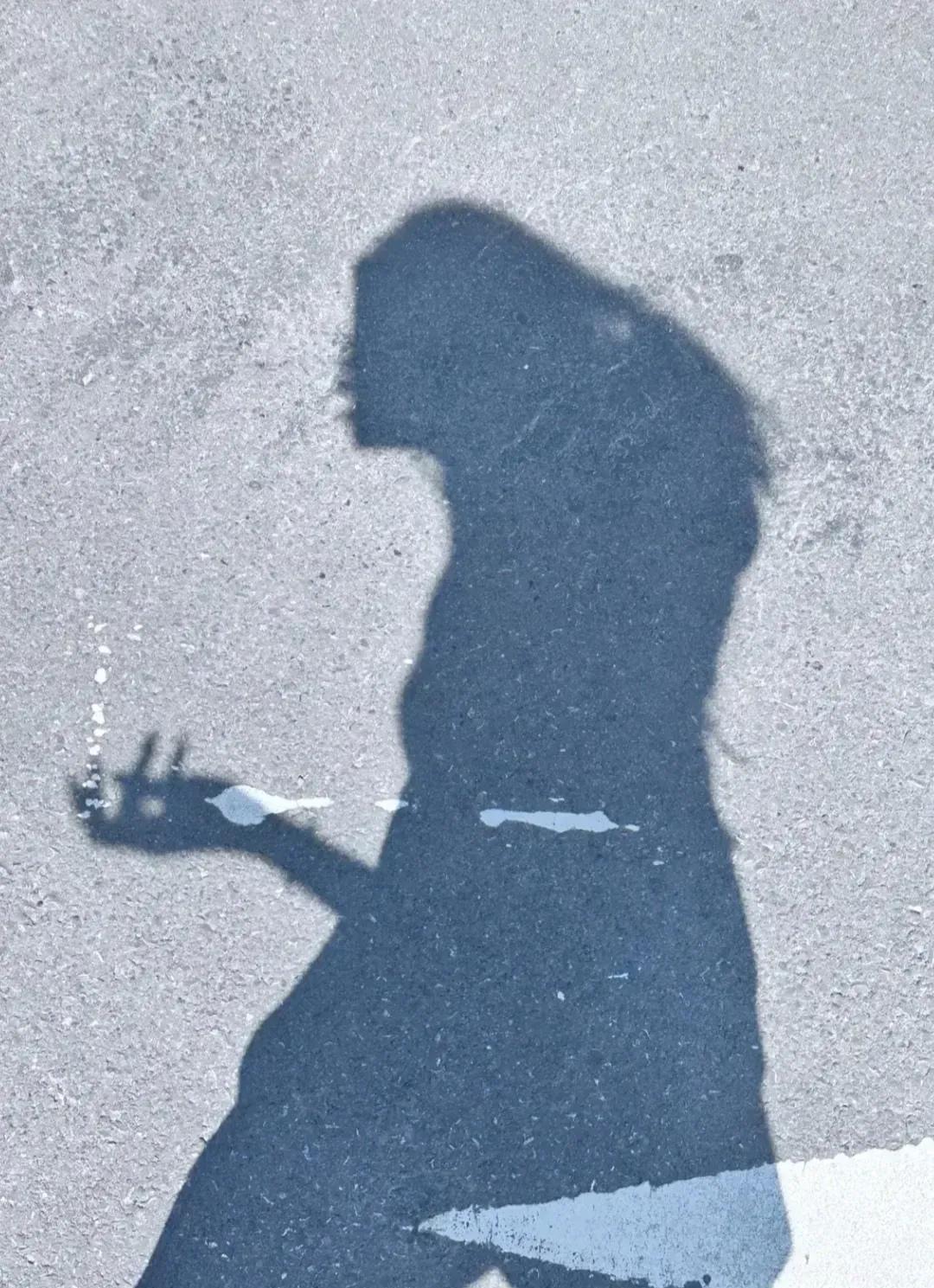 和女友一起逛街时，低头瞥了一眼她的影子，吓了一跳！