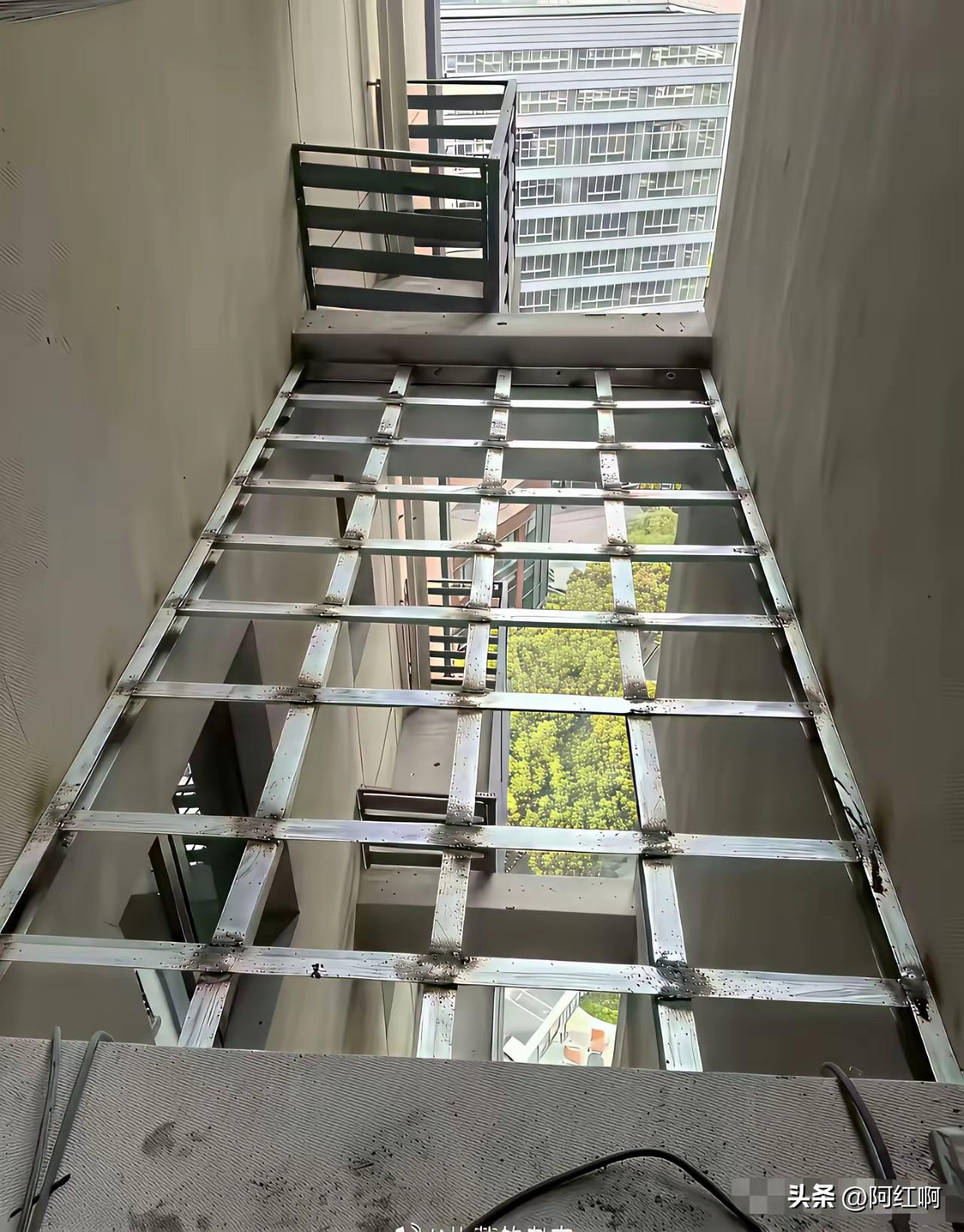 这家胆子真大啊，焊个角铁就敢在上面铺板子当隔层了，，先不说，板子会腐烂，就那角铁