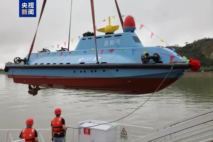 美国海军，就问你怕不怕！
近日我国下水了一艘新型海洋装备“蓝鲸”号可潜无人艇！这