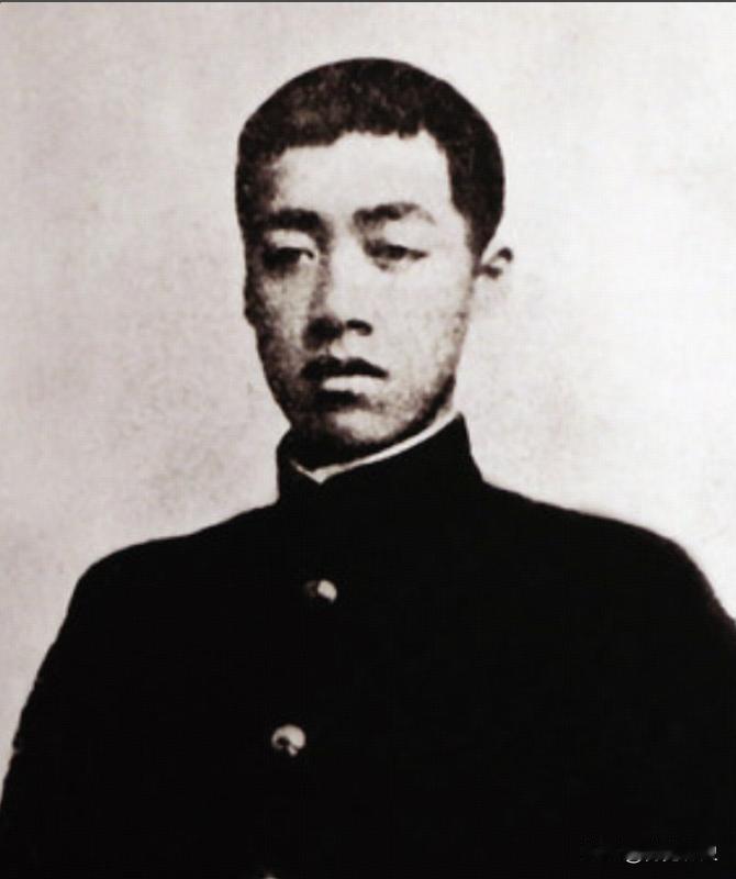 一年轻人路遇强盗后主动上交钱财，只留下一张纸不愿放手，强盗一把夺，看清楚内容后难