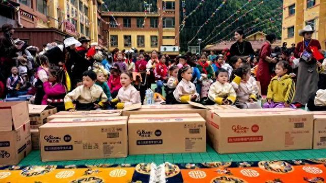 爱心企业送温暖，137万元零食送到留守儿童手中